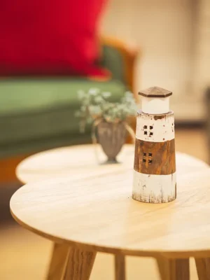 Ein Leuchtturm auf einem Tisch bei Vertrauenswelt. Der Leuchtturm ist ebenfalls im Logo von Vertrauenswelt verankert.